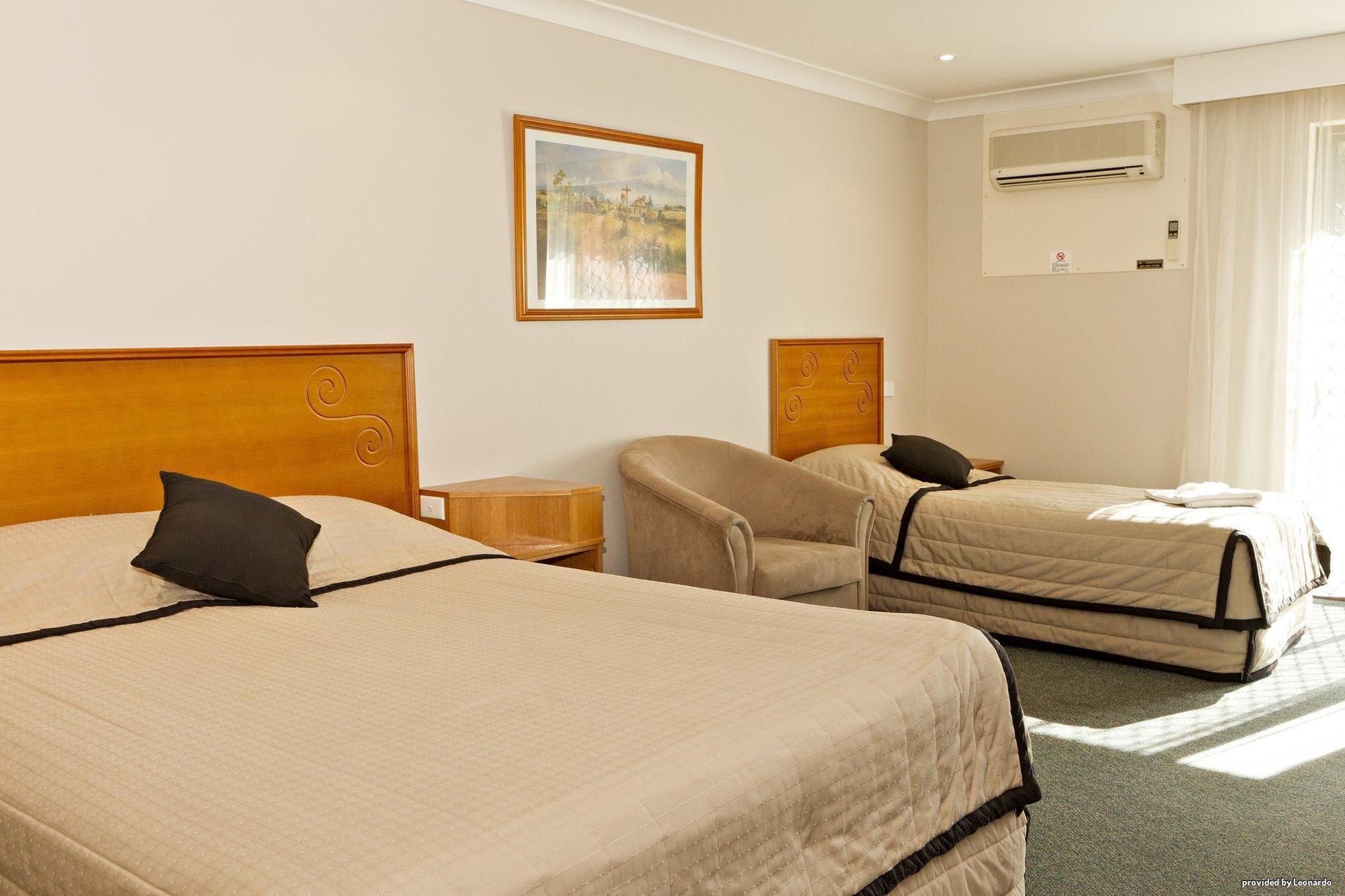 Hilltops Retreat Motor Inn Young Room photo