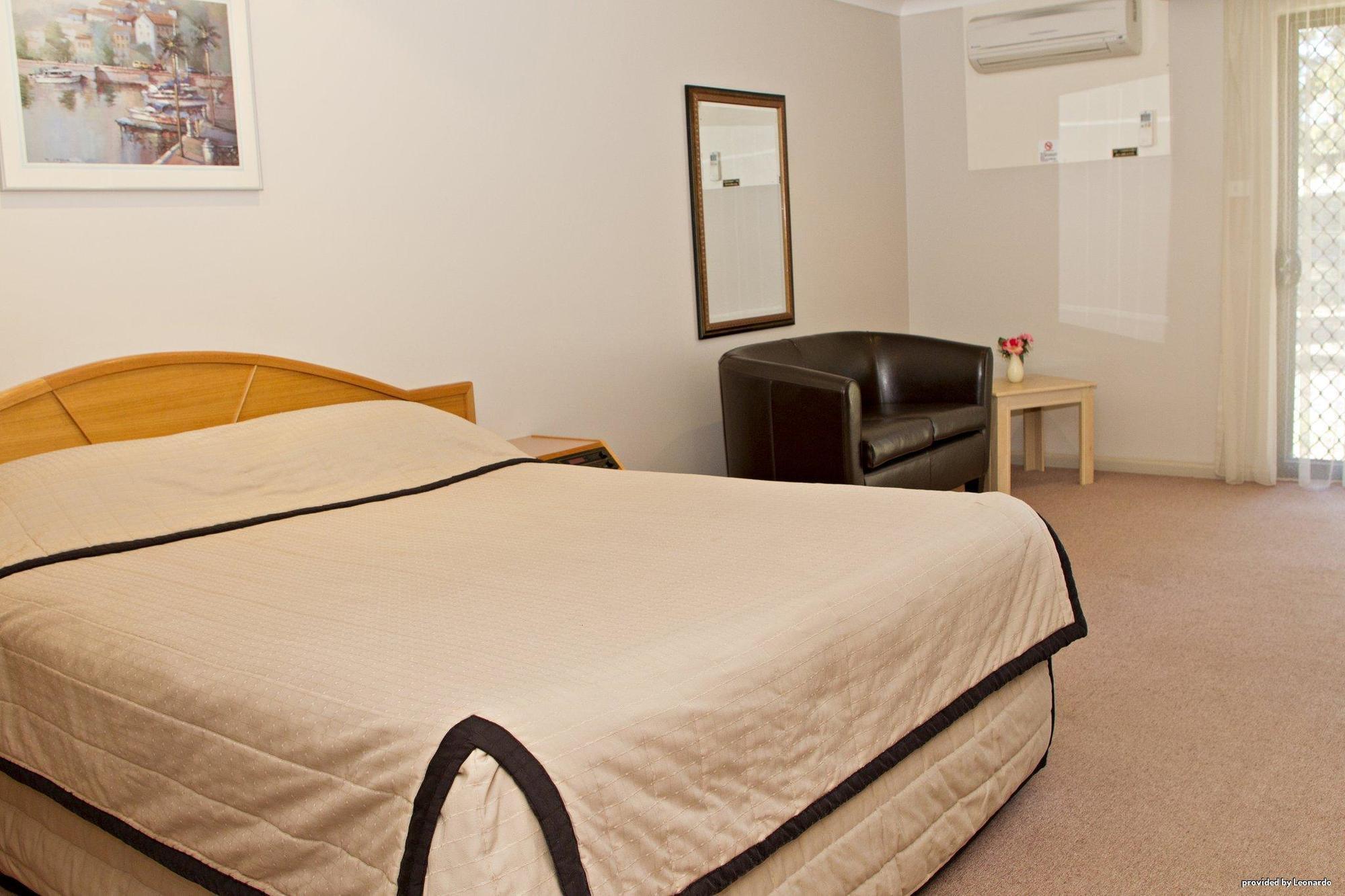 Hilltops Retreat Motor Inn Young Room photo