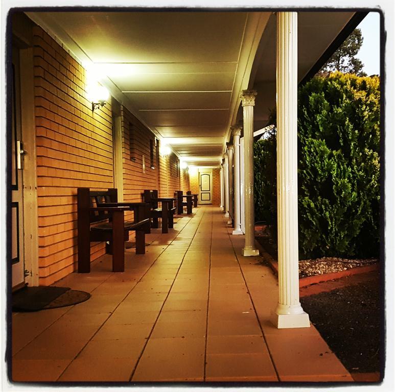 Hilltops Retreat Motor Inn Young Exterior photo
