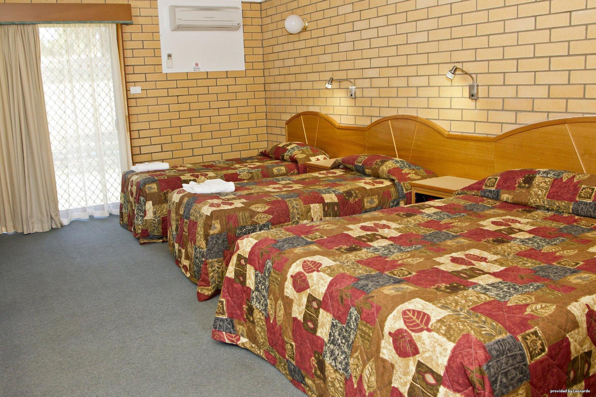 Hilltops Retreat Motor Inn Young Exterior photo