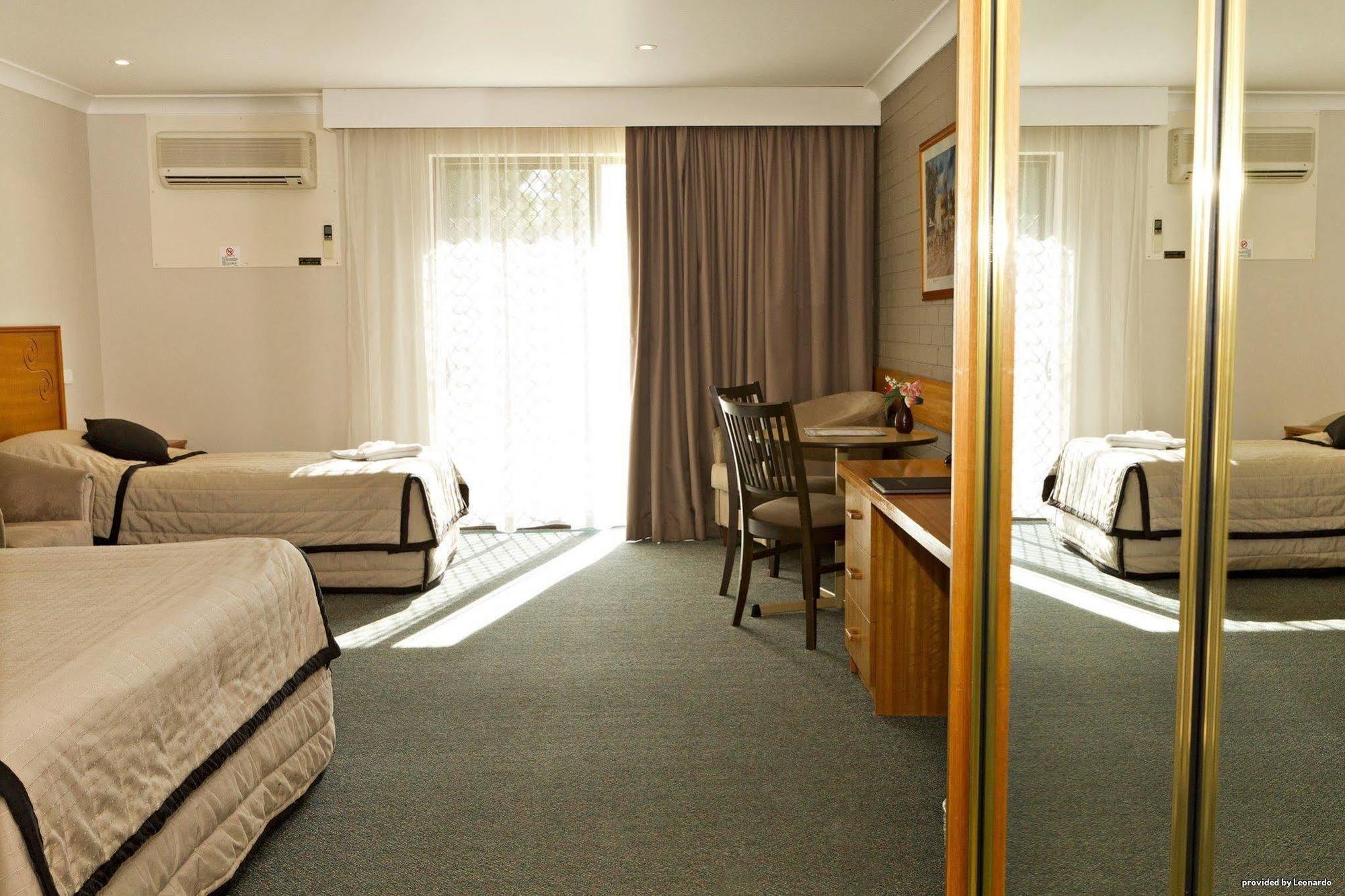 Hilltops Retreat Motor Inn Young Room photo